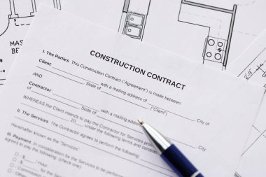 Konut inşaatı sözleşmesi ve konut inşaatı projesinin planlarının kalemi. İnşaat planı konsepti