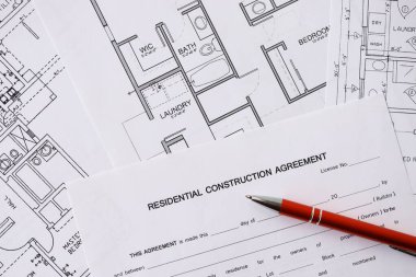 Konut inşaatı sözleşmesi ve konut inşaatı projesinin planlarının kalemi. İnşaat planı konsepti