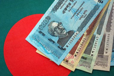 Bangladeşli para banknotları Bangladeş bayrağına yakın duruyor. Finans ve bankacılık kavramı