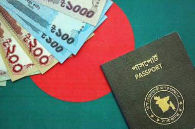 Bangladeş 'te büyük miktarda para ve pasaport Bangladeş bayraklarında asılı. Finans ve bankacılık kavramı
