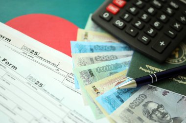 Bangladeşli para banknotları kalem, hesap makinesi, pasaport ve vergi formlarıyla dolu. Finans ve bankacılık kavramı