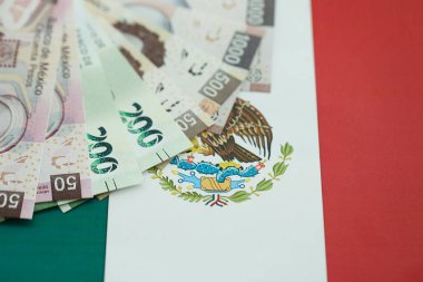 Meksika pezosu faturaları Meksika bayrağına yakın duruyor. Finans ve bankacılık kavramı