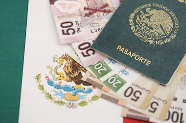 Meksika pezosu büyük miktarda para ve pasaport Meksika bayrağına yakın duruyor. Finans ve bankacılık kavramı