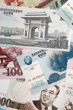 Kuzey Kore büyük miktarlarda para kazandı. Beyaz renkli masada yatıyor. Yakın plan. Finans ve bankacılık kavramı