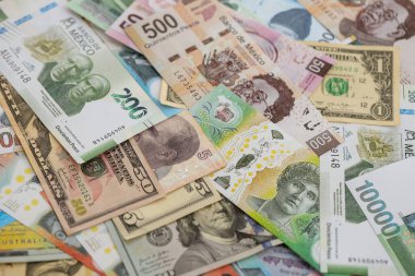 Farklı para birimlerinden ve ülkelerden yüklü miktarda para. Uluslararası nakitin çeşitli arka planında büyük bir yığın var.