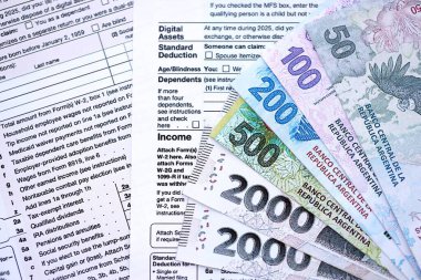 Arjantin pezosu büyük miktarlarda para masasında duruyor. Kalem ve vergi formları da yakında. Finans ve bankacılık kavramı