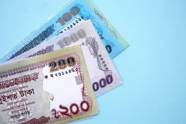 Bangladeşli para banknotları büyük miktarlarda deniz mavisi renkli masaların üzerinde. Finans ve bankacılık kavramı