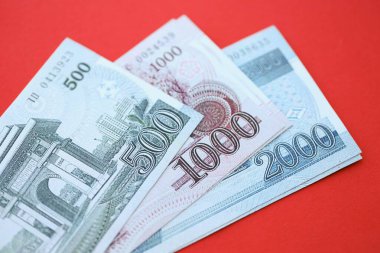 Kuzey Kore büyük miktarlarda para kazandı. Yakın plan kırmızı masada yatıyor. Finans ve bankacılık kavramı