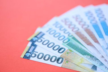 Güney Kore büyük miktarlarda para kazandı. Kırmızı renkli masada yatıyor. Yakın plan. Finans ve bankacılık kavramı