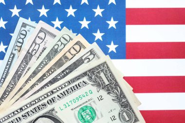 Amerikan doları banknotları ve Amerikan bayrağı kapanıyor. Para yatırımı konsepti ve vergi ödeme