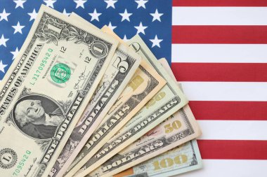 Amerikan doları banknotları ve Amerikan bayrağı kapanıyor. Para yatırımı konsepti ve vergi ödeme