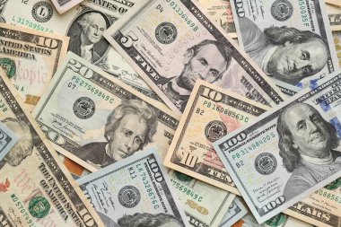 Bir yığın para. Yüz, elli, yirmi, on, beş dolarlık banknot. Yakın görüş.