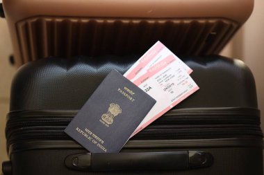 Biletli Hindistan pasaportu havaalanı bekleme salonundaki turistik bavulun üzerinde yatıyor. Dünya çapında seyahat ve uluslararası turizm kavramı