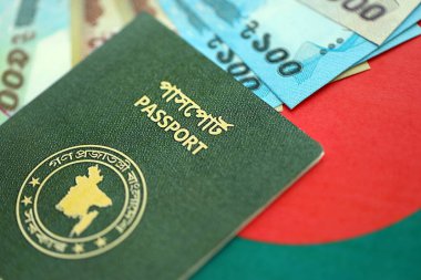 Bangladeş 'te büyük miktarda para ve pasaport Bangladeş bayraklarında asılı. Finans ve bankacılık kavramı