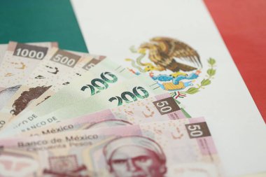 Meksika pezosu faturaları Meksika bayrağına yakın duruyor. Finans ve bankacılık kavramı