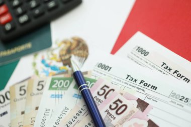Meksika pezosu para faturaları kalem, hesap makinesi, pasaport ve vergi formlarıyla dolu. Finans ve bankacılık kavramı