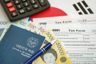 Güney Kore büyük miktarda para kazandı. Masada kalem, hesap makinesi, pasaport ve vergi formları var. Vergi ödeme ve muhasebe kavramı