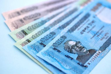 Bangladeşli para banknotları büyük miktarlarda deniz mavisi renkli masaların üzerinde. Finans ve bankacılık kavramı