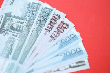 Kuzey Kore büyük miktarlarda para kazandı. Yakın plan kırmızı masada yatıyor. Finans ve bankacılık kavramı