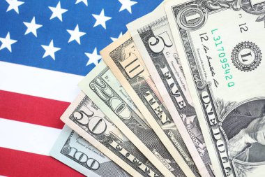 Amerikan doları banknotları ve Amerikan bayrağı kapanıyor. Para yatırımı konsepti ve vergi ödeme