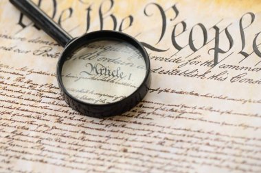 Amerikan Anayasası kağıt sayfası ve büyüteç kapanıyor. Biz İnsanlar