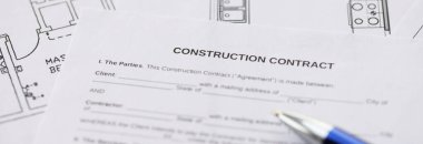 Konut inşaatı sözleşmesi ve konut inşaatı projesinin planlarının kalemi. İnşaat planı konsepti