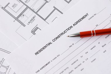 Konut inşaatı sözleşmesi ve konut inşaatı projesinin planlarının kalemi. İnşaat planı konsepti
