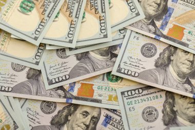 Paralı arka plan. Yüz dolarlık banknotlar. 100 dolarlık banknotlar.