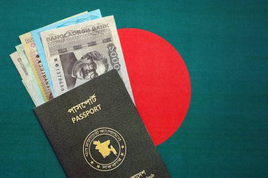 Bangladeş 'te büyük miktarda para ve pasaport Bangladeş bayraklarında asılı. Finans ve bankacılık kavramı