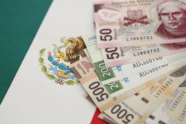 Meksika pezosu faturaları Meksika bayrağına yakın duruyor. Finans ve bankacılık kavramı