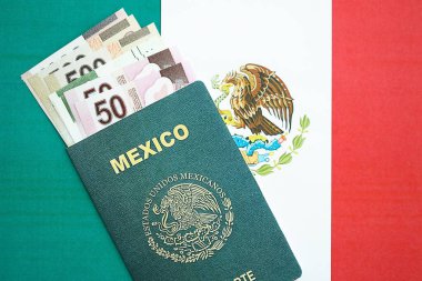 Meksika pezosu büyük miktarda para ve pasaport Meksika bayrağına yakın duruyor. Finans ve bankacılık kavramı