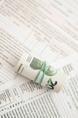 Meksika Pezosu 'nun büyük meblağlı para faturaları masada duruyor. Vergi formları da yakında. Muhasebe ve vergilendirme kavramı