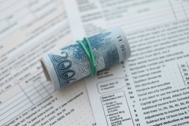 Kuzey Kore büyük miktarlarda para kazandı. Masada vergi formları var. Muhasebe ve vergilendirme kavramı