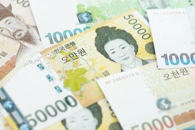 Güney Kore büyük miktarlarda para kazandı. Beyaz renkli masada yatıyor. Yakın plan. Finans ve bankacılık kavramı