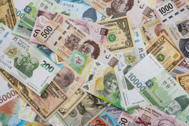 Farklı para birimlerinden ve ülkelerden yüklü miktarda para. Uluslararası nakitin çeşitli arka planında büyük bir yığın var.