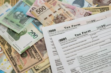 Değişik para birimlerinden ve ülkelerden oluşan büyük miktarlarda para ve vergi beyannamesi doldurulmaya hazır. Uluslararası nakitin çeşitli arka planında büyük bir yığın var.