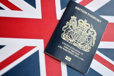 Ulusal arkaplanda mavi İngiliz pasaportu var. Yakın plan. Turizm ve vatandaşlık kavramı