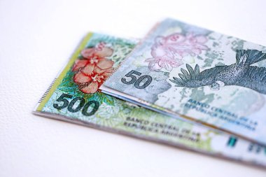 Arjantin pezosu büyük miktarlarda para beyaz masada yakın planda yatıyor. Finans ve bankacılık kavramı