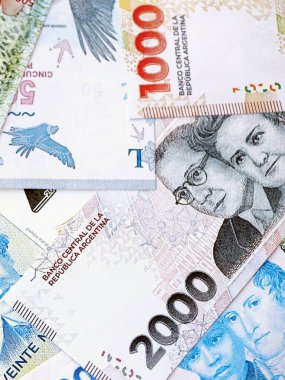 Arjantin pezosu büyük miktarlarda para beyaz masada yakın planda yatıyor. Finans ve bankacılık kavramı