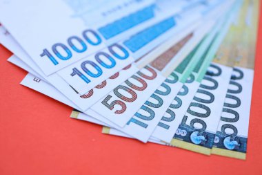 Güney Kore büyük miktarlarda para kazandı. Kırmızı renkli masada yatıyor. Yakın plan. Finans ve bankacılık kavramı