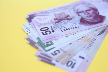 Meksika pezosu faturaları büyük miktarlarda sarı renkli masaya yakın duruyor. Finans ve bankacılık kavramı