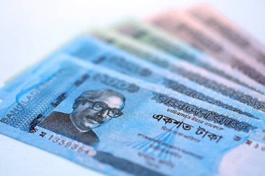 Bangladeşli para banknotları büyük miktarlarda deniz mavisi renkli masaların üzerinde. Finans ve bankacılık kavramı
