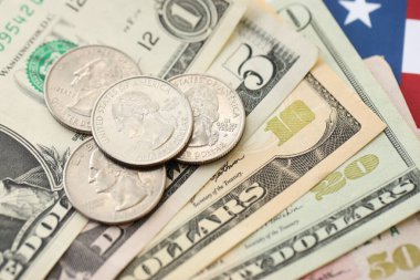 Amerikan doları banknotları ve Amerikan bayrağı kapanıyor. Para yatırımı konsepti ve vergi ödeme