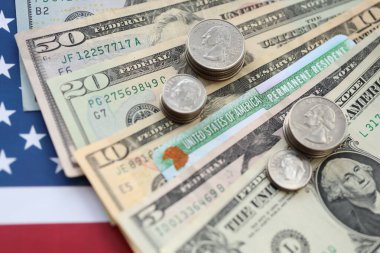Amerikan doları banknotlar, Amerikan bayrağında yeşil kart. Vergi ödeme ve sigorta kavramı