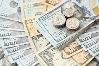 Amerikan dolarları para ve sikkeler büyük miktarda kapanıyor. Mali konsept