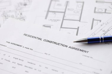 Konut inşaatı sözleşmesi ve konut inşaatı projesinin planlarının kalemi. İnşaat planı konsepti