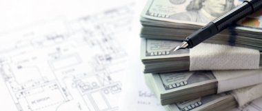 Kalemle birlikte yüklü miktarda Amerikan doları banknotları ve konut projesinin planları yakın plan. Yatırım ve inşaat projesi kavramı