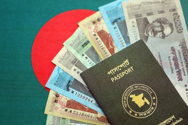 Bangladeş 'te büyük miktarda para ve pasaport Bangladeş bayraklarında asılı. Finans ve bankacılık kavramı