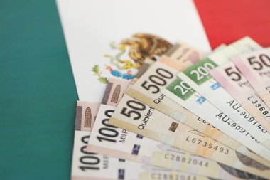Meksika pezosu faturaları Meksika bayrağına yakın duruyor. Finans ve bankacılık kavramı
