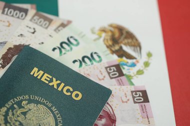 Meksika pezosu büyük miktarda para ve pasaport Meksika bayrağına yakın duruyor. Finans ve bankacılık kavramı